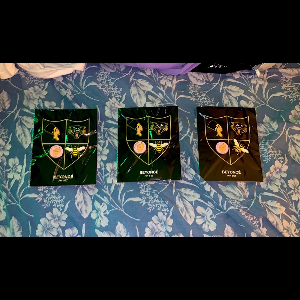 BEYONCÉ Crest Pin Set